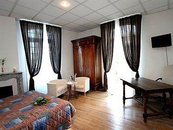 Logis Le Prieure Hotel